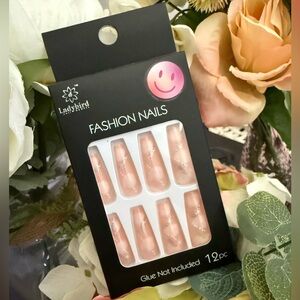 🆕💅🏻 LADYBIRD 24 PIECE FASHION PRESS-ON NAILS. BRAND NEW IN BOX. FACTORY SEALED.